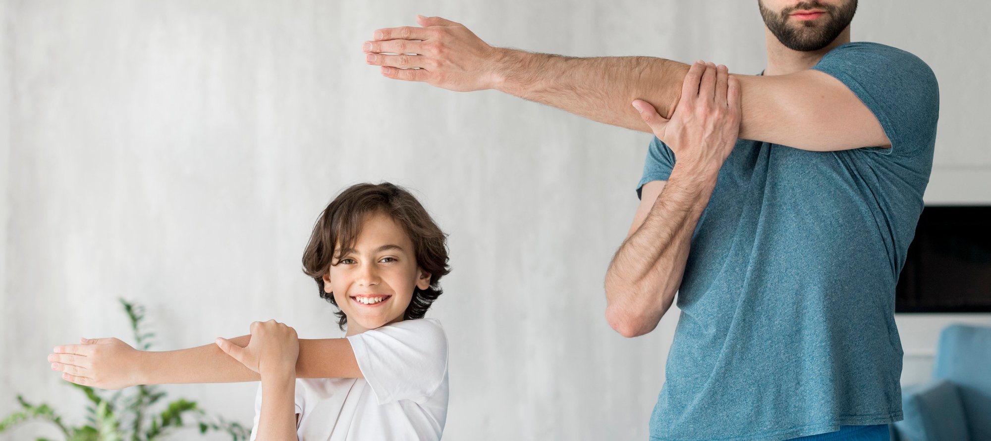kid-his-father-doing-sport-home kurz